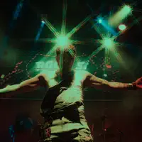 聆聽 undefined、觀看音樂影片、閱讀小傳、查看巡演日期等！
