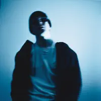聆聽 undefined、觀看音樂影片、閱讀小傳、查看巡演日期等！