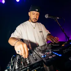 收听 DJ Manifest、观看音乐视频、阅读小传、查看巡演日期等 ！