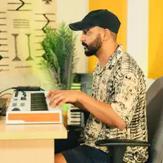 Dengarkan Naoufal Lamrani, tonton video musik, baca bio, lihat tanggal tur & lainnya!