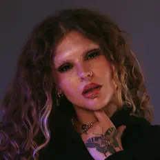 Ascolta Alexis Lynn, guarda video musicali, leggi la biografia, vedi le date del tour & altro!