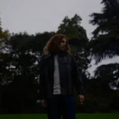 Rakを聴いたり、ミュージックビデオを鑑賞したり、経歴やツアー日程などを確認したりしましょう！