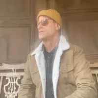 Dengarkan undefined, tonton video musik, baca bio, lihat tanggal tur & lainnya!