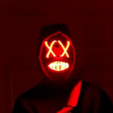 聆聽 Zhander、觀看音樂影片、閱讀小傳、查看巡演日期等！