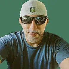 Poslechněte si interpreta Aaron Komaromy, sledujte hudební videa, přečtěte si životopis, podívejte se na data turné a další informace.