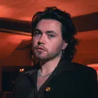 聆聽 undefined、觀看音樂影片、閱讀小傳、查看巡演日期等！