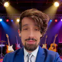 Posłuchaj wykonawcy undefined, obejrzyj teledyski, przeczytaj biografię, zobacz daty tras koncertowych i nie tylko!