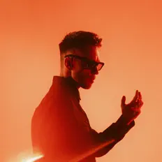 聆聽 Monocule、觀看音樂影片、閱讀小傳、查看巡演日期等！