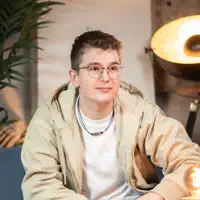 Poslechněte si interpreta undefined, sledujte hudební videa, přečtěte si životopis, podívejte se na data turné a další informace.