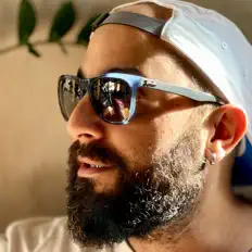 Feraner सुनें, म्यूज़िक वीडियो देखें, बायो पढ़ें, दौरे की तारीखें और बहुत कुछ देखें!