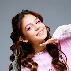 Hör dir Nicole an, schau dir Musikvideos an, lies die Biografie, finde Tourdaten und mehr!