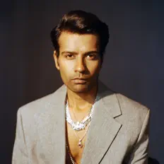 Nuevayu dinle, müzik videolarını izle, biyografisini oku, tur tarihlerini ve daha fazlasını gör!