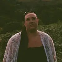 Ouve undefined, vê vídeos de música, lê a biografia, vê as datas da digressão e muito mais!