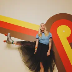 Poslechněte si interpreta Sarah Blackwood, sledujte hudební videa, přečtěte si životopis, podívejte se na data turné a další informace.