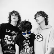 Ascolta Lake Drive, guarda video musicali, leggi la biografia, vedi le date del tour & altro!