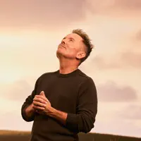 Escucha a undefined, mira videos musicales, lee su biografía, consulta las fechas de las gira y más.