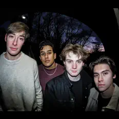 Just.を聴いたり、ミュージックビデオを鑑賞したり、経歴やツアー日程などを確認したりしましょう！