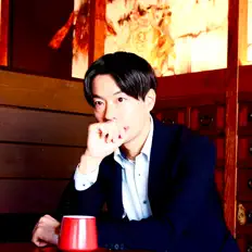 Yushi Akiyamaを聴いたり、ミュージックビデオを鑑賞したり、経歴やツアー日程などを確認したりしましょう！