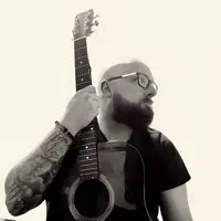 Poslechněte si interpreta undefined, sledujte hudební videa, přečtěte si životopis, podívejte se na data turné a další informace.