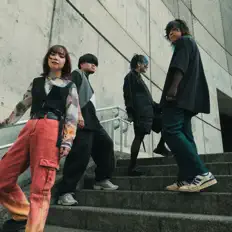 明くる夜の羊을(를) 듣고, 뮤직 비디오를 보고, 약력을 읽고, 투어 일정 등을 확인하세요!