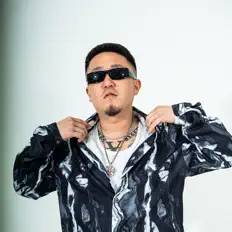 SHOKIを聴いたり、ミュージックビデオを鑑賞したり、経歴やツアー日程などを確認したりしましょう！