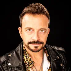 Salvatore Hasardを聴いたり、ミュージックビデオを鑑賞したり、経歴やツアー日程などを確認したりしましょう！