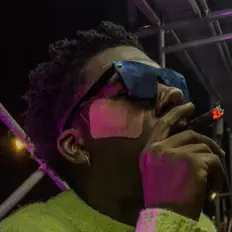 Poslechněte si interpreta Tommy Mootana, sledujte hudební videa, přečtěte si životopis, podívejte se na data turné a další informace.