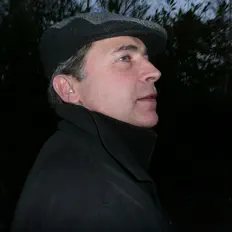 Ouve Erca, vê vídeos de música, lê a biografia, vê as datas da digressão e muito mais!