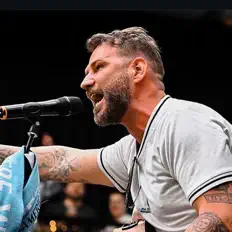 Dengarkan The Voice Of Spurs, tonton video musik, baca bio, lihat tanggal tur & lainnya!