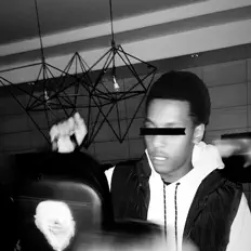 Dee2crazyyを聴いたり、ミュージックビデオを鑑賞したり、経歴やツアー日程などを確認したりしましょう！