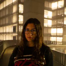 聆聽 Zoe Fengari、觀看音樂影片、閱讀小傳、查看巡演日期等！