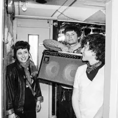 Poslechněte si interpreta Oral Habit, sledujte hudební videa, přečtěte si životopis, podívejte se na data turné a další informace.