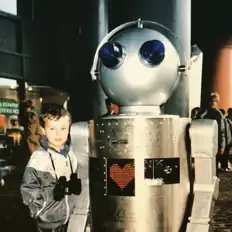 聆聽 Manchine、觀看音樂影片、閱讀小傳、查看巡演日期等！