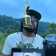 Escucha a J.H, mira videos musicales, lee su biografía, consulta las fechas de las gira y más.
