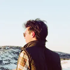 Sam Knight सुनें, म्यूज़िक वीडियो देखें, बायो पढ़ें, दौरे की तारीखें और बहुत कुछ देखें!