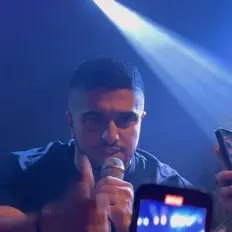 Hör dir AH an, schau dir Musikvideos an, lies die Biografie, finde Tourdaten und mehr!