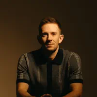 Escucha a undefined, mira vídeos musicales, lee la biografía, consulta fechas de giras y mucho más.