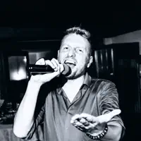 Escucha a undefined, mira videos musicales, lee su biografía, consulta las fechas de las gira y más.