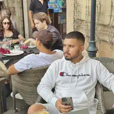 Hitman을(를) 듣고, 뮤직 비디오를 보고, 약력을 읽고, 투어 일정 등을 확인하세요!