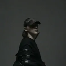 Poslechněte si interpreta Whywe, sledujte hudební videa, přečtěte si životopis, podívejte se na data turné a další informace.
