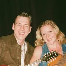 Poslechněte si interpreta River & Rail, sledujte hudební videa, přečtěte si životopis, podívejte se na data turné a další informace.