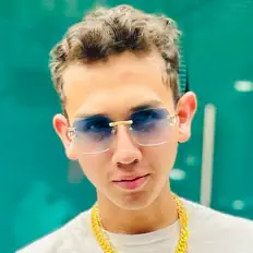 Ouça Romeo Sanz, assista a videoclipes, leia a biografia, veja as datas das turnês e mais!