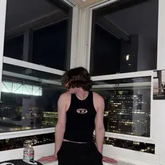 Limbee सुनें, म्यूज़िक वीडियो देखें, बायो पढ़ें, दौरे की तारीखें और बहुत कुछ देखें!