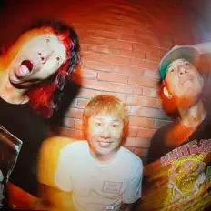 聆聽 Hi-STANDARD、觀看音樂影片、閱讀小傳、查看巡演日期等！