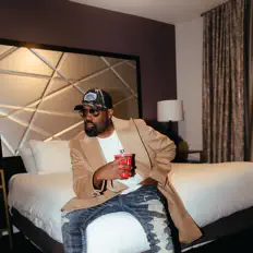 Poslechněte si interpreta Friday Nite Frank, sledujte hudební videa, přečtěte si životopis, podívejte se na data turné a další informace.