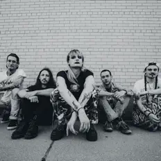 聆聽 SPLITJAW、觀看音樂影片、閱讀小傳、查看巡演日期等！