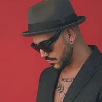 undefined dinle, müzik videolarını izle, biyografisini oku, tur tarihlerini ve daha fazlasını gör!