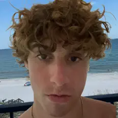 收听 PRO、观看音乐视频、阅读小传、查看巡演日期等 ！