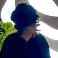 聆聽 undefined、觀看音樂影片、閱讀小傳、查看巡演日期等！