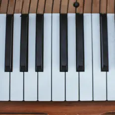 Piano Glow सुनें, म्यूज़िक वीडियो देखें, बायो पढ़ें, दौरे की तारीखें और बहुत कुछ देखें!